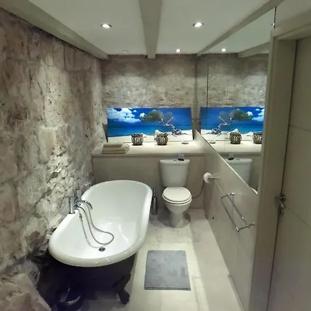 Apartment Skylight - Two Bedroom With Swimming Pool And Garden View Mocici