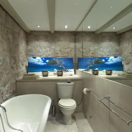 Apartment Skylight - Two Bedroom With Swimming Pool And Garden View *